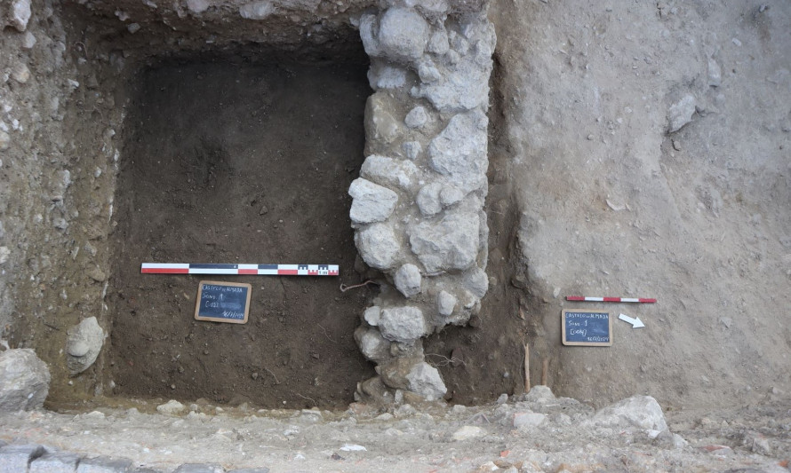 Imagem representativa de Castelo de Almada. Sondagem 1: segmento de muro e contextos funerários associados.