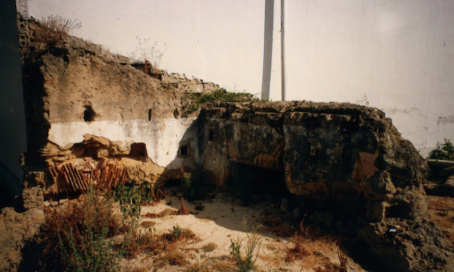 Imagem representativa de Capela da Quinta dos Frades. Edifício em avançado estado de ruína (2001).