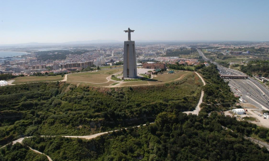 Imagem representativa de Cristo - Rei 1. Panorâmica aérea.