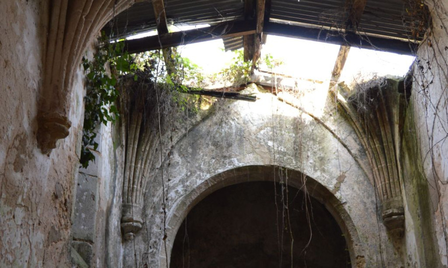 Imagem representativa de Capela de São Tomás de Aquino. Interior do edifício religioso em avançado estado de ruína.
