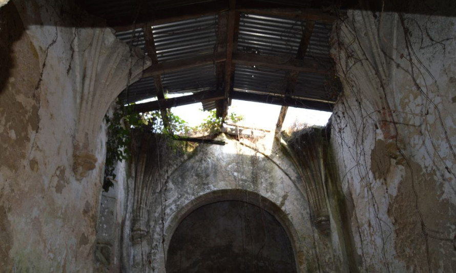 Imagem representativa de Capela de São Tomás de Aquino. Interior do edifício religioso em avançado estado de ruína.