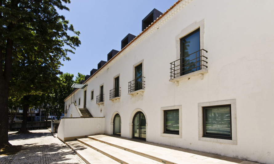Imagem representativa de Quinta dos Frades / Casa Barral / Museu da Cidade de Almada. Enquadramento lateral do imóvel.