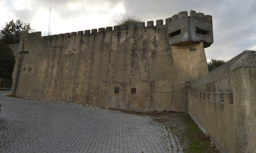 Imagem representativa de Almada - Castelo. Enquadramento do pano de muralha no extremo norte.