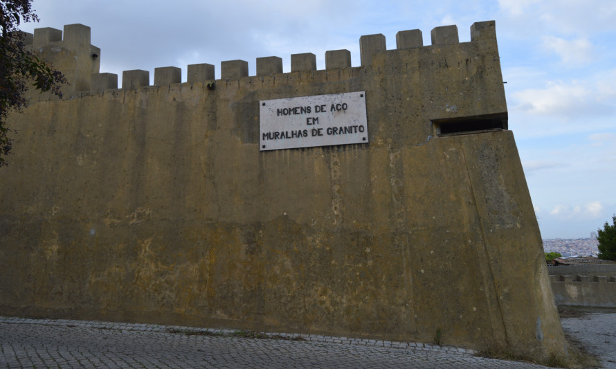 Imagem representativa de Almada - Castelo. Detalhe do painel colocado no acesso.