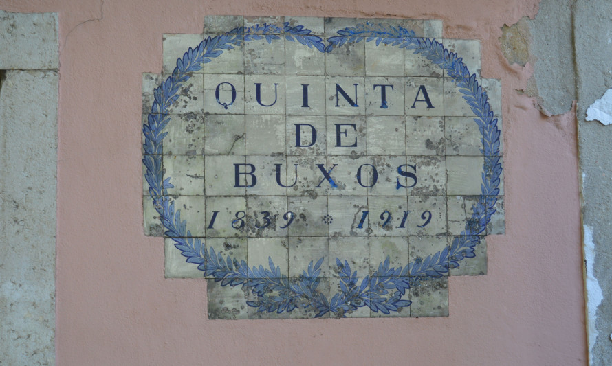 Imagem representativa de Quinta dos Buxos. Painel de azulejos com datas perpetuadas.