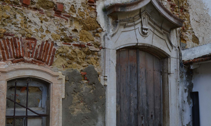 Imagem representativa de Igreja de Nossa Senhora da Conceição. Pormenor arquitetónico da fachada do edifício religioso.