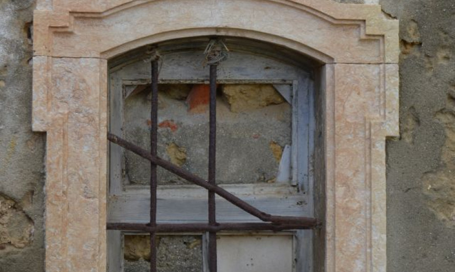Imagem representativa de Igreja de Nossa Senhora da Conceição. Janela térrea.