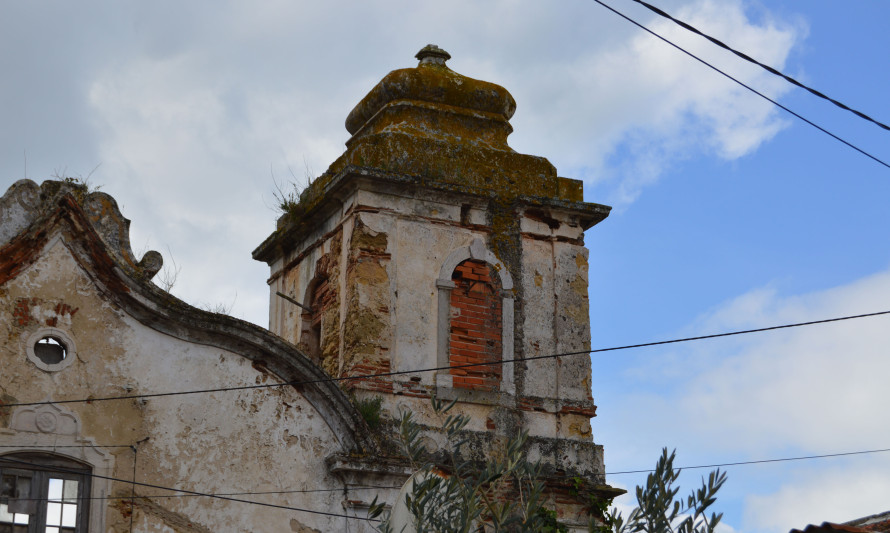 Imagem representativa de Igreja de Nossa Senhora da Conceição. Torre sineira entaipada.