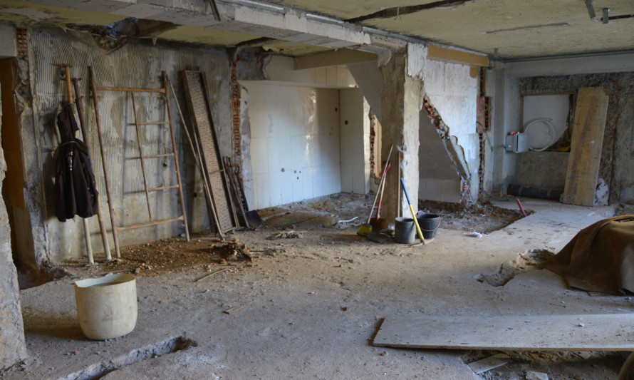 Imagem representativa de Rua Cândido dos Reis 37-39. Interior do piso térreo do edifício em fase prévia à obra de requalificação do espaço.