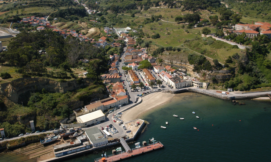Imagem representativa de Plano inclinado / Estaleiro do porto Brandão. Vista aérea.