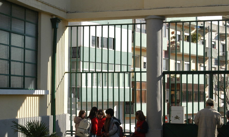 Imagem representativa de Escola Conde de Ferreira. Vista do logradouro.