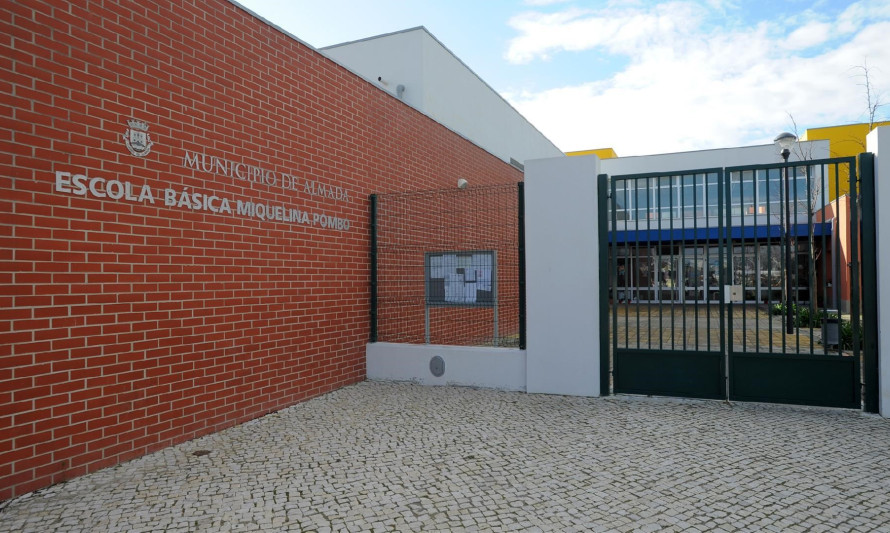 Imagem representativa de Escola Básica Miquelina Pombo - Edifício Plano Centenário. Entrada.