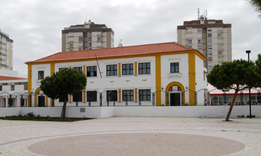 Imagem representativa de Escola Básica n.º 2 da Costa da Caparica. Enquadramento geral do edifício.