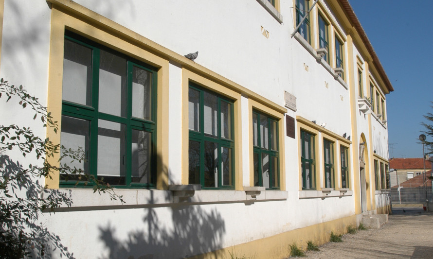 Imagem representativa de Escola Básica de Almada. Perspetiva da fachada.