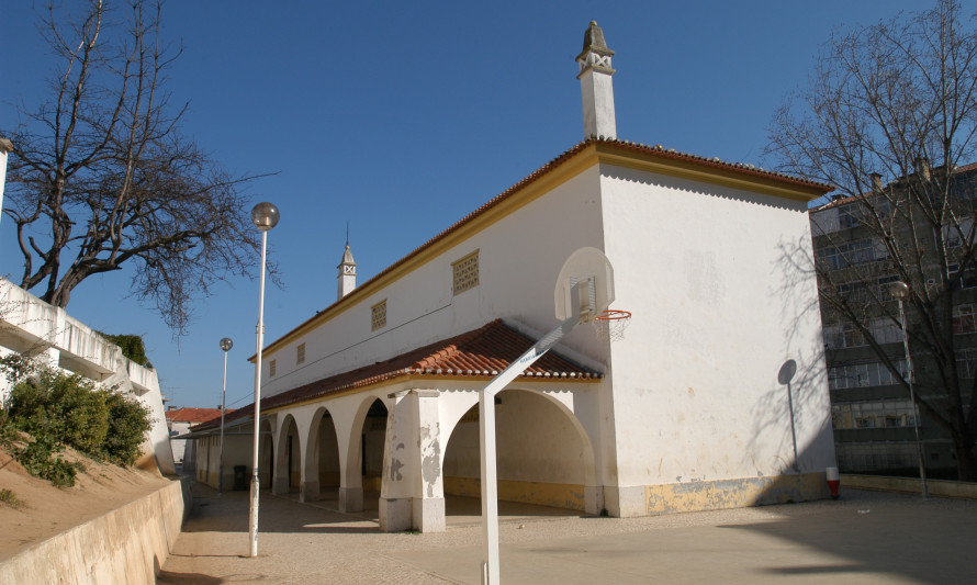 Imagem representativa de Escola Básica de Almada. Vista das traseiras.