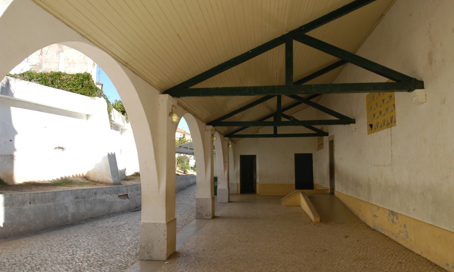 Imagem representativa de Escola Básica de Almada. Pátio coberto.