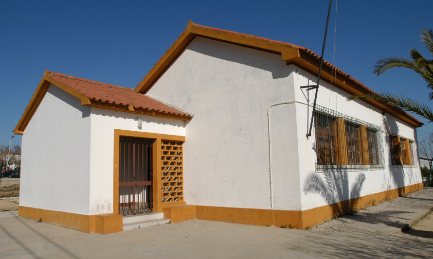 Imagem representativa de Escola Básica Miquelina Pombo - Edifício Plano Centenário. Fachada.