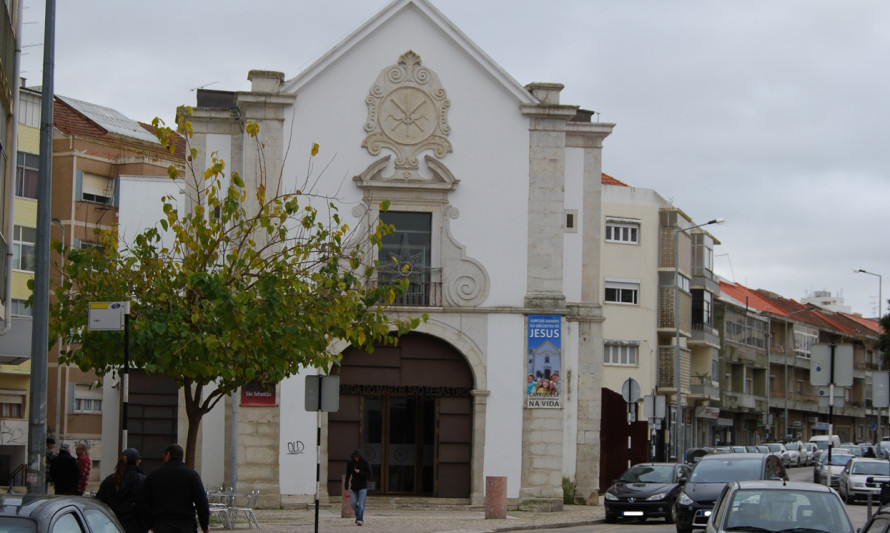 Imagem representativa de Igreja de São Sebastião. Enquadramento urbano do edifício.