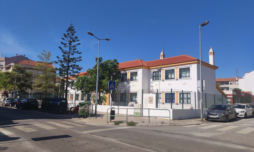 Imagem representativa de Escola Básica n.º 1 da Cova da Piedade. Enquadramento parcial do edifício.
