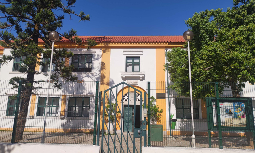 Imagem representativa de Escola Básica n.º 1 da Cova da Piedade. Pormenor da entrada com placa alusiva à data de construção e escudo de armas.
