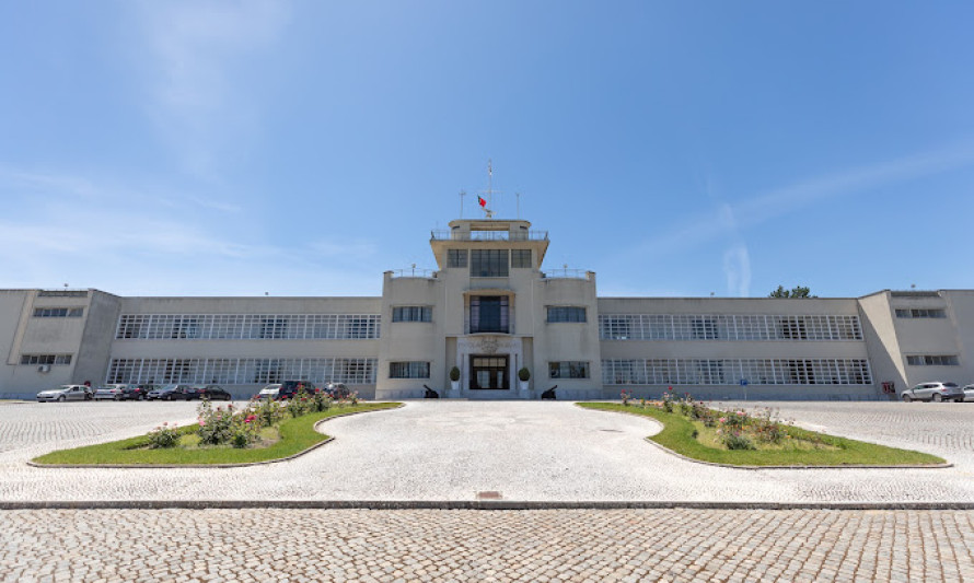 Imagem representativa de Escola Naval do Alfeite. Fachada do edifício.