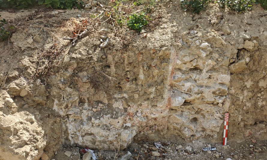 Imagem representativa de Fábrica Romana de Salga de Porto Brandão. Cetária (ou tanque de salga) afetada durante obras de limpeza mecânica (2026).