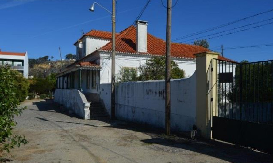 Imagem representativa de Posto Territorial da GNR da Trafaria. Enquadramento lateral do edifício.