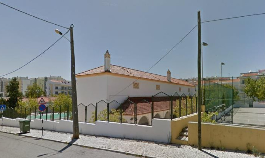 Imagem representativa de Escola Básica N.º 1 do Feijó. Enquadramento urbano.