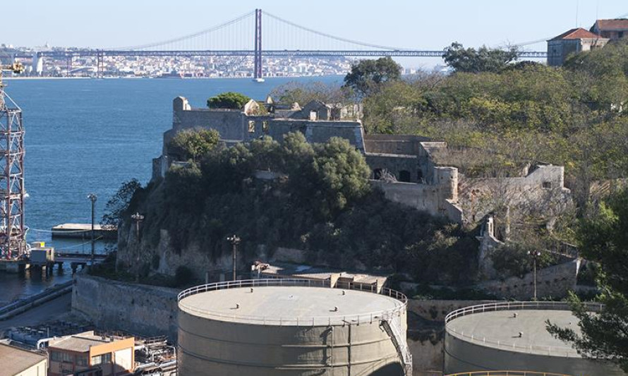 Imagem representativa de Fortaleza da Torre Velha, também designada por Torre de São Sebastião da Caparica. Enquadramento do monumento.