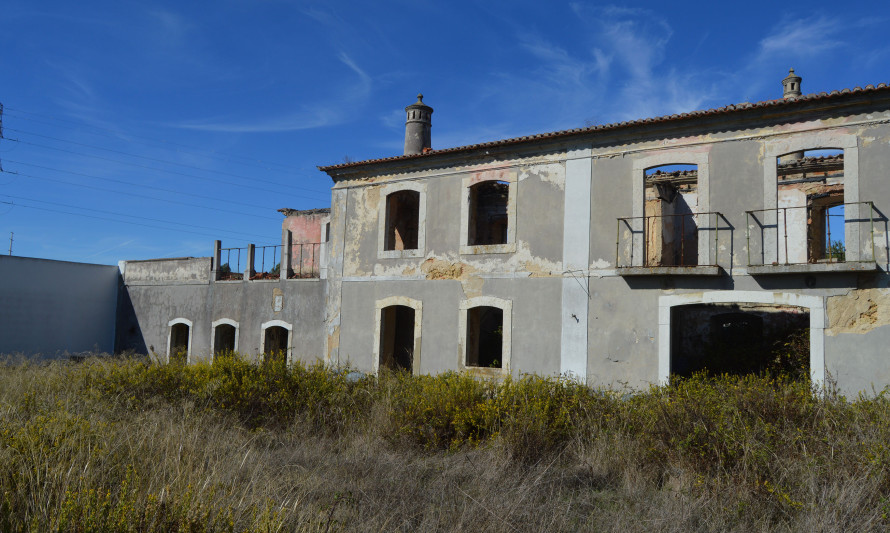 Imagem representativa de Quinta de S. Gabriel. Vista dos edifícios em ruína.