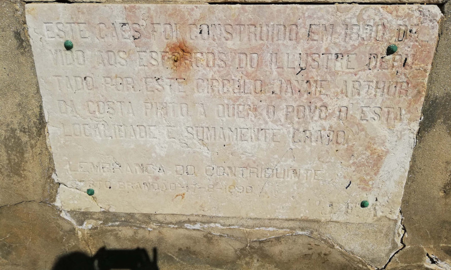Imagem representativa de Cais do Porto Brandão. Placa de homenagem a Jayme Arthur Costa Pinto.