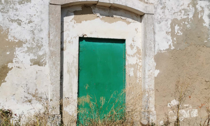 Imagem representativa de Quinta de Palença. Portal descaracterizado. Nicho superior com ausência de figura religiosa.