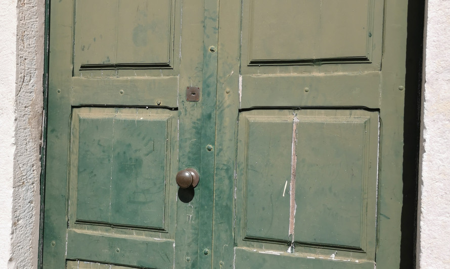 Imagem representativa de Quinta de São Francisco de Borja. Pormenor da porta de madeira.