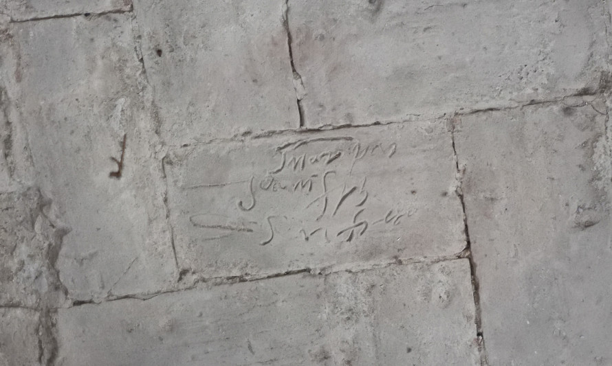 Imagem representativa de Igreja de São Sebastião. Pormenor de inscrição em tijoleira do antigo pavimento