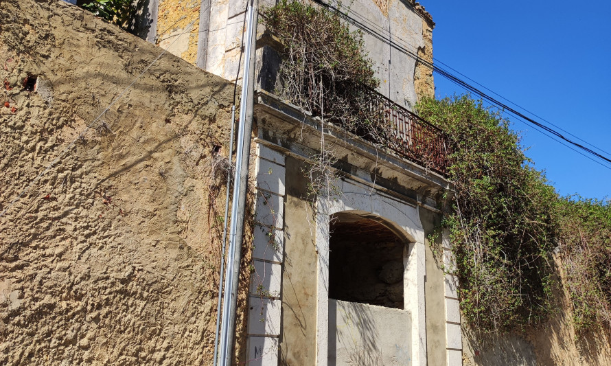 Imagem representativa de Quinta de Santa Rita. Portão de acesso ao interior entaipado.