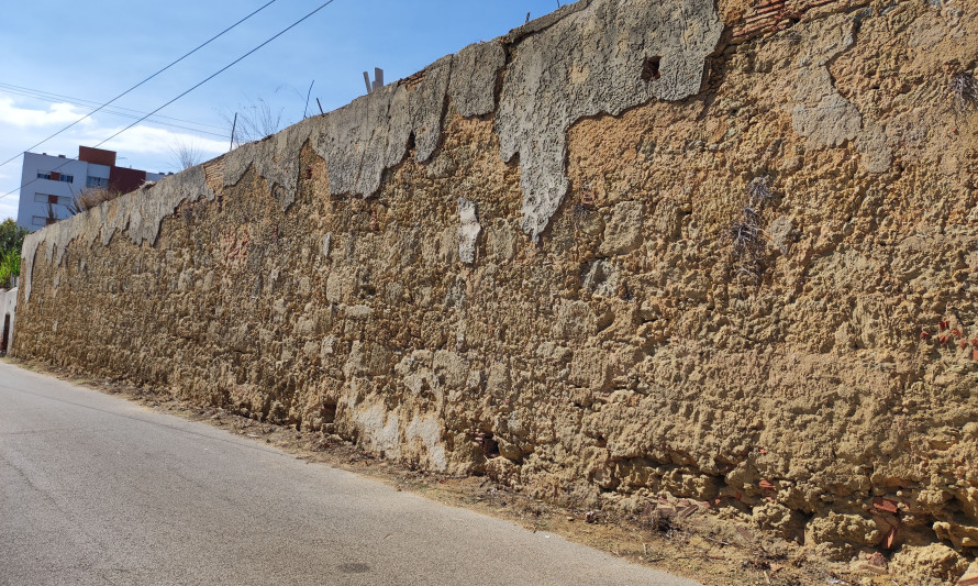 Imagem representativa de Quinta de Santa Rita. Pormenor do muro de delimitação da antiga propriedade.