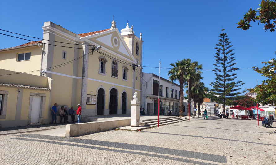 Imagem representativa de Igreja de São Pedro / Igreja Paroquial da Trafaria. Enquadramento urbano.