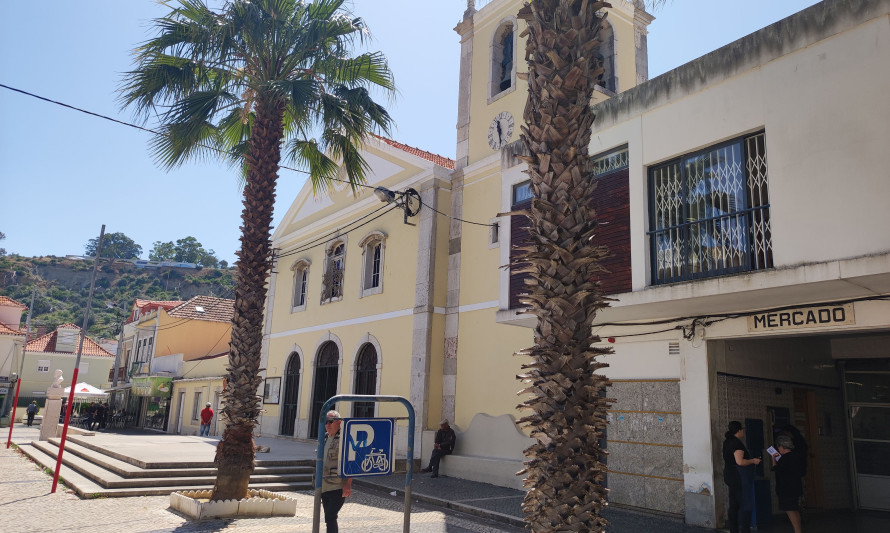 Imagem representativa de Igreja de São Pedro / Igreja Paroquial da Trafaria. Perspetiva parcial.