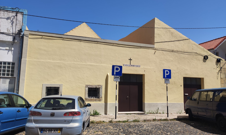 Imagem representativa de Igreja de São Pedro / Igreja Paroquial da Trafaria. Capela mortuária.