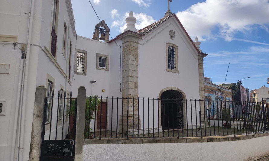 Imagem representativa de Capela de Nossa Senhora da Piedade / Igreja Matriz de Nossa Senhora da Piedade. Perspetiva lateral.