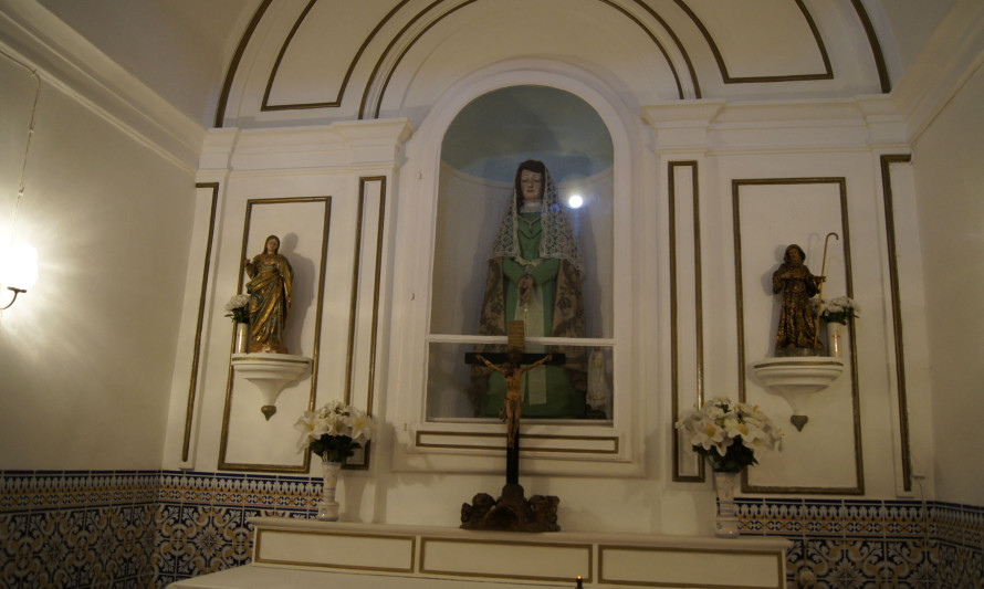 Imagem representativa de Quinta da Filipa de Água / Quinta de Nossa Senhora da Esperança. Altar da capela.
