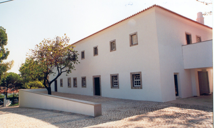 Imagem representativa de Convento dos Capuchos - Vista da fachada posterior.