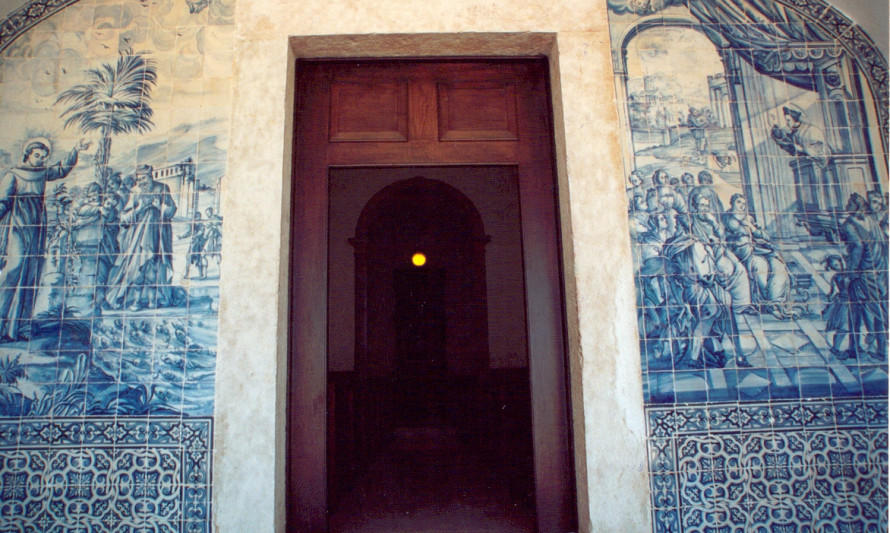 Imagem representativa de Convento dos Capuchos - Entrada da Capela e painéis de azulejos sermões de St.º António