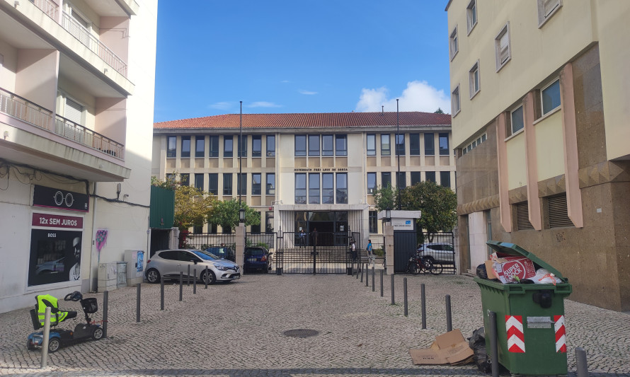 Imagem representativa de Externato Frei Luís de Sousa. Enquadramento da entrada e fachada principal.