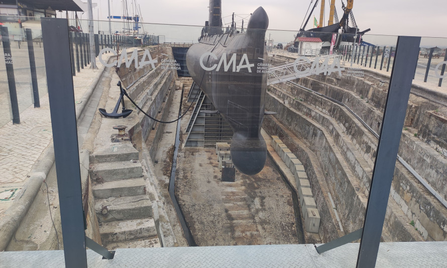 Imagem representativa de Docas da Parry & Son. Submarino Barracuda exposto na antiga doca seca dos estaleiros.