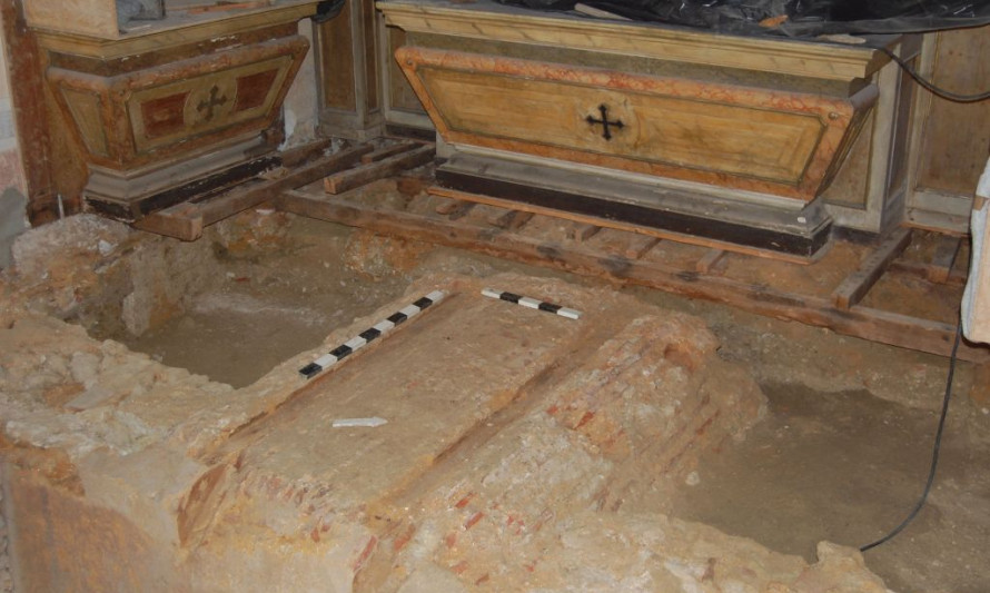 Imagem representativa de Igreja da Misericórdia. Fase de trabalhos de conservação, reabilitação e valorização da Igreja. Sepulturas junto ao altar-mor (2013).