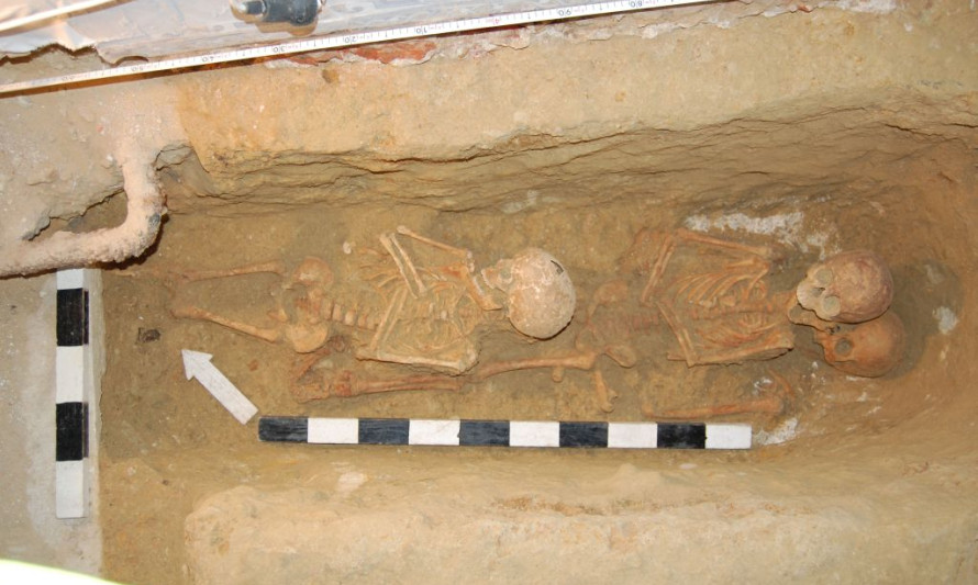 Imagem representativa de Igreja da Misericórdia. Fase de trabalhos de conservação, reabilitação e valorização da Igreja. Sepultura intervencionada (2013).