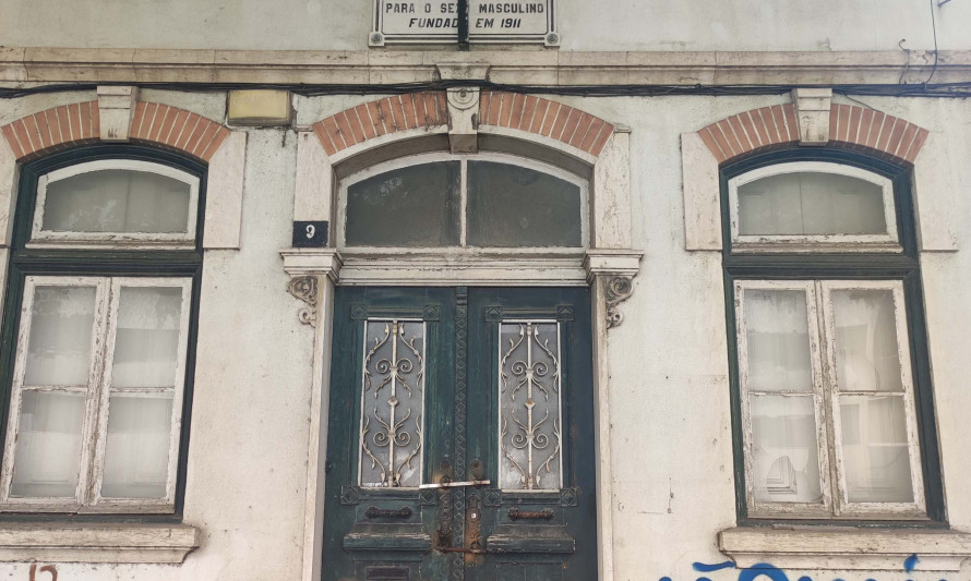 Imagem representativa de Escola Primária António José Gomes. Pormenor da porta de acesso ao interior.