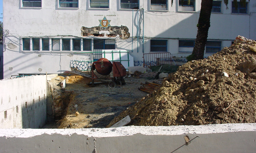 Imagem representativa de Largo dos Bombeiros. Fase de realização de obra de reabilitação do espaço.
