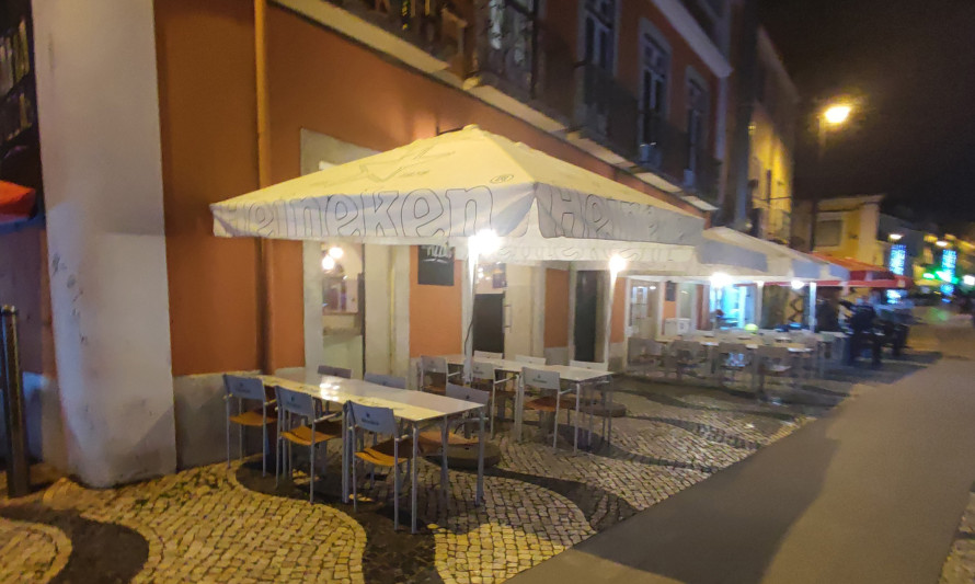 Imagem representativa de Rua Cândido dos Reis 81. Entrada do restaurante-bar "Máfia das Pizzas".